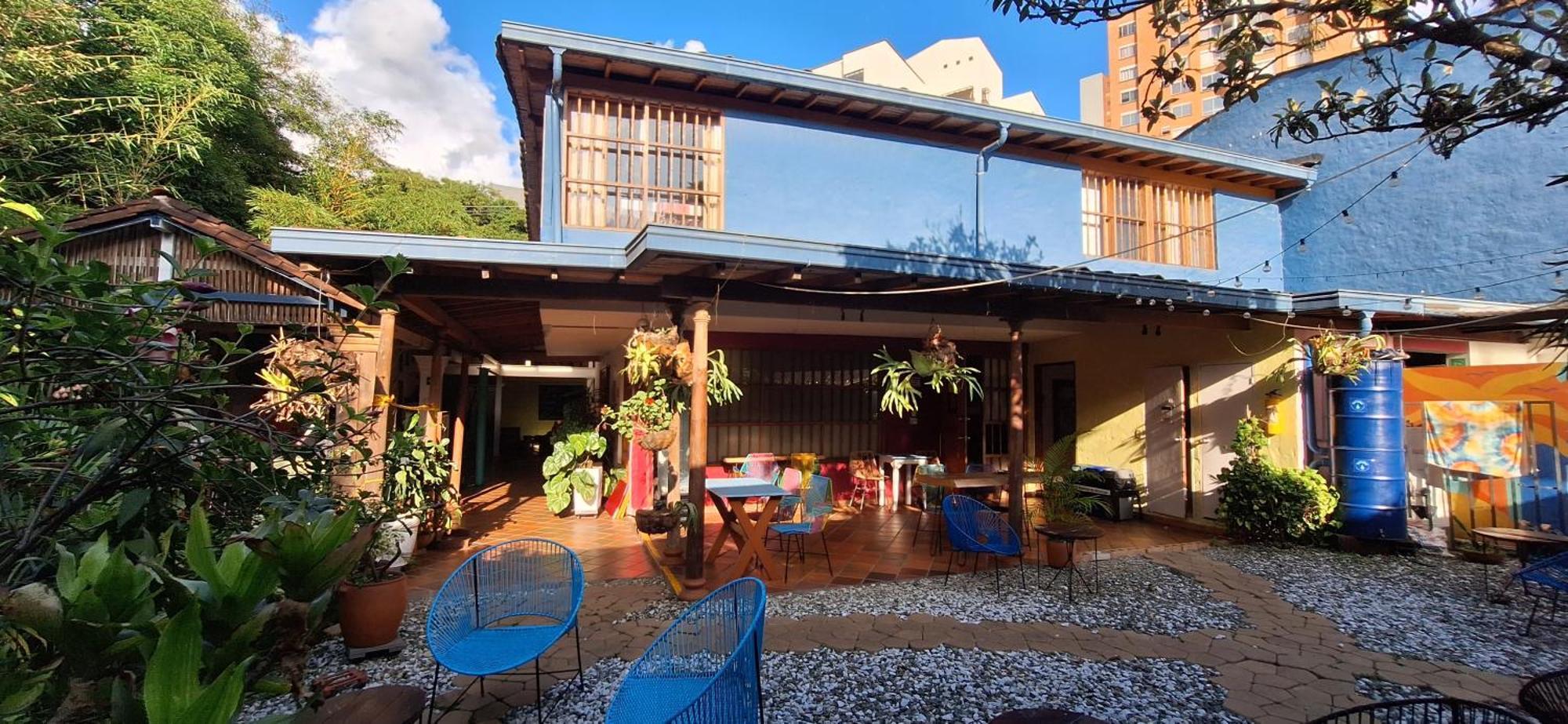 Yolo Hostel Медельин Экстерьер фото