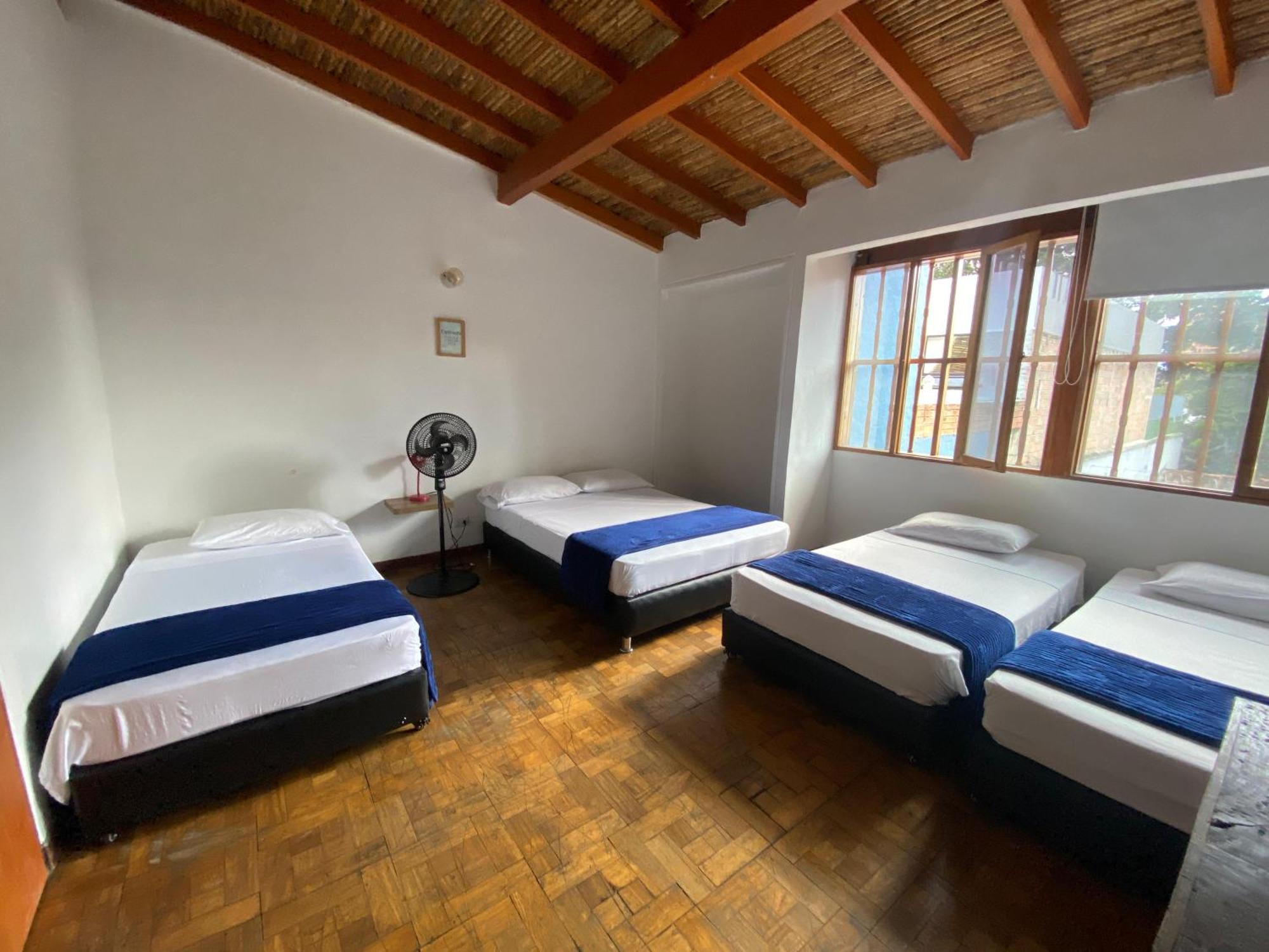 Yolo Hostel Медельин Экстерьер фото